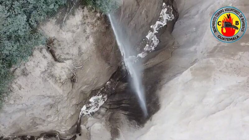 Continúa búsqueda de familia desaparecida tras deslizamiento