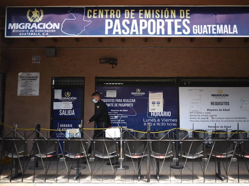 Se reestablece servicio de emisión de pasaportes y migración