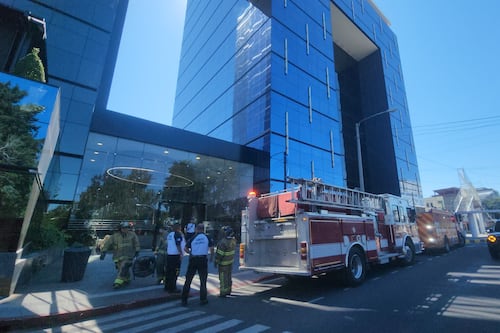 VIDEO. Incendio en un edificio de zona 10, trabajador actuó rápidamente y evitó una tragedia