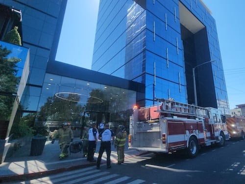 VIDEO. Incendio en un edificio de zona 10, trabajador actuó rápidamente y evitó una tragedia