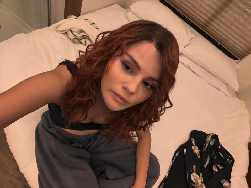 Selena Gómez reaparece con look pelirrojo