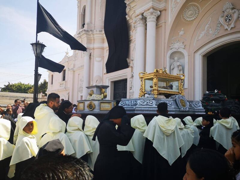 Decenas de niños llevan en hombros al Cristo Morto