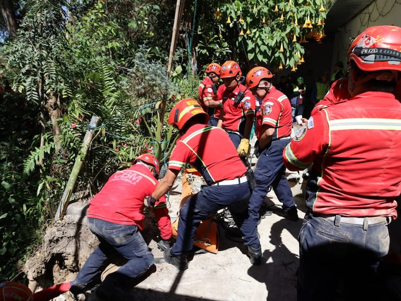 Albañil fallece tras desprendimiento de tierra