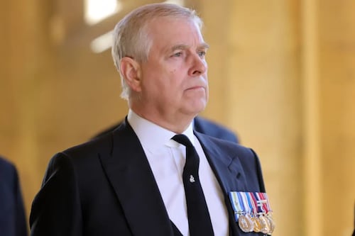 Despojan al príncipe Andrés de todos sus títulos