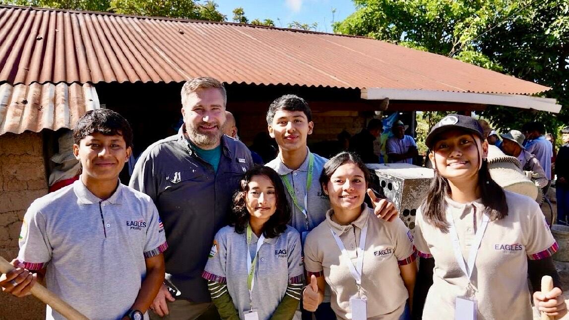 Voluntarios y autoridades trabajan en la instalación de pisos de cemento en comunidades de Huehuetenango, como parte de la iniciativa Manos Unidas por Pisos Saludables. Foto: Embajada de EE.UU.