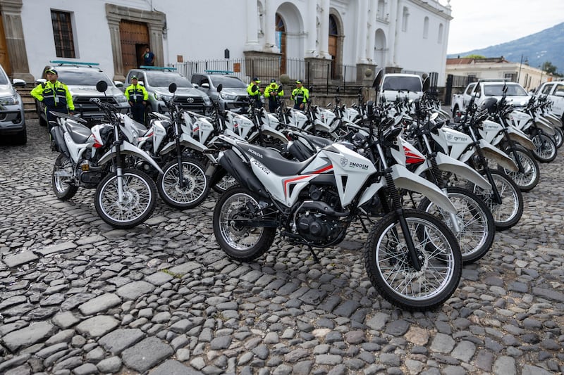 Como parte de esta renovación, la Municipalidad también entregó 52 motocicletas. Foto: Cortesía