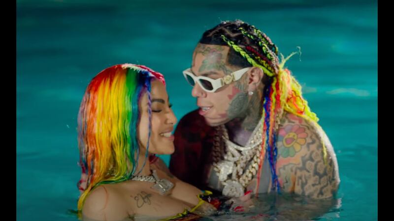Yailin La Más Viral se arrodilla ante Tekashi 6ix9ine de una forma sugestiva y en muy poca ropa