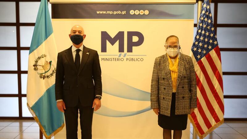 Consuelo Porras y secretario de Seguridad Nacional de EE. UU., Alejandro Mayorkas, sostienen reunión