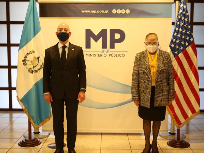 Consuelo Porras y secretario de Seguridad Nacional de EE. UU., Alejandro Mayorkas, sostienen reunión