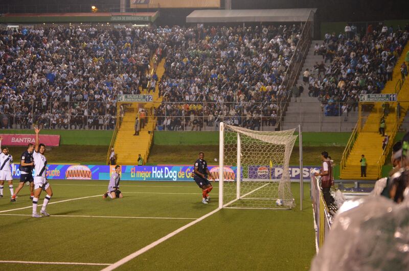 Nicholas Hagen no pudo hacer nada. (Foto: Kenneth Monzón)