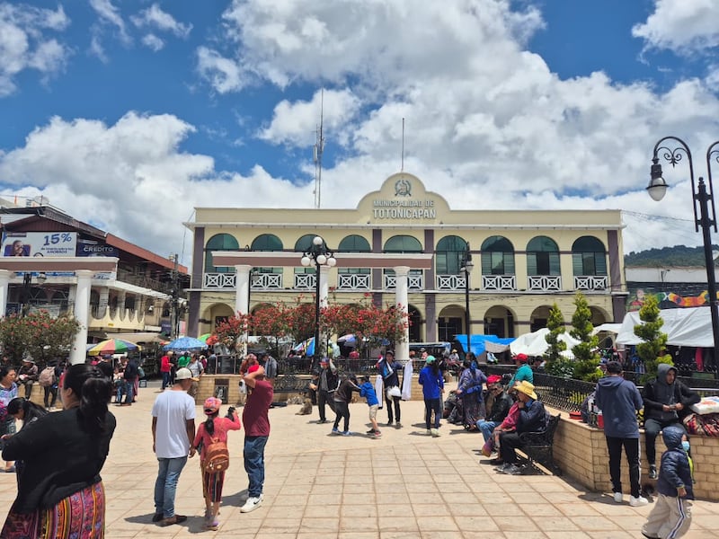 Fachada del edificio de la Municipalidad de Totonicapán en el día de mercado. Foto: Roxana Tocay