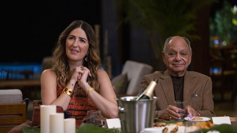 Cheech Marin y D'arcy Carden en 'Bodas de Plomo'