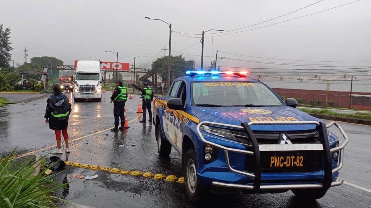 Las autoridades viales desvían el paso hacia dos rutas. Foto Tránsito PNC
