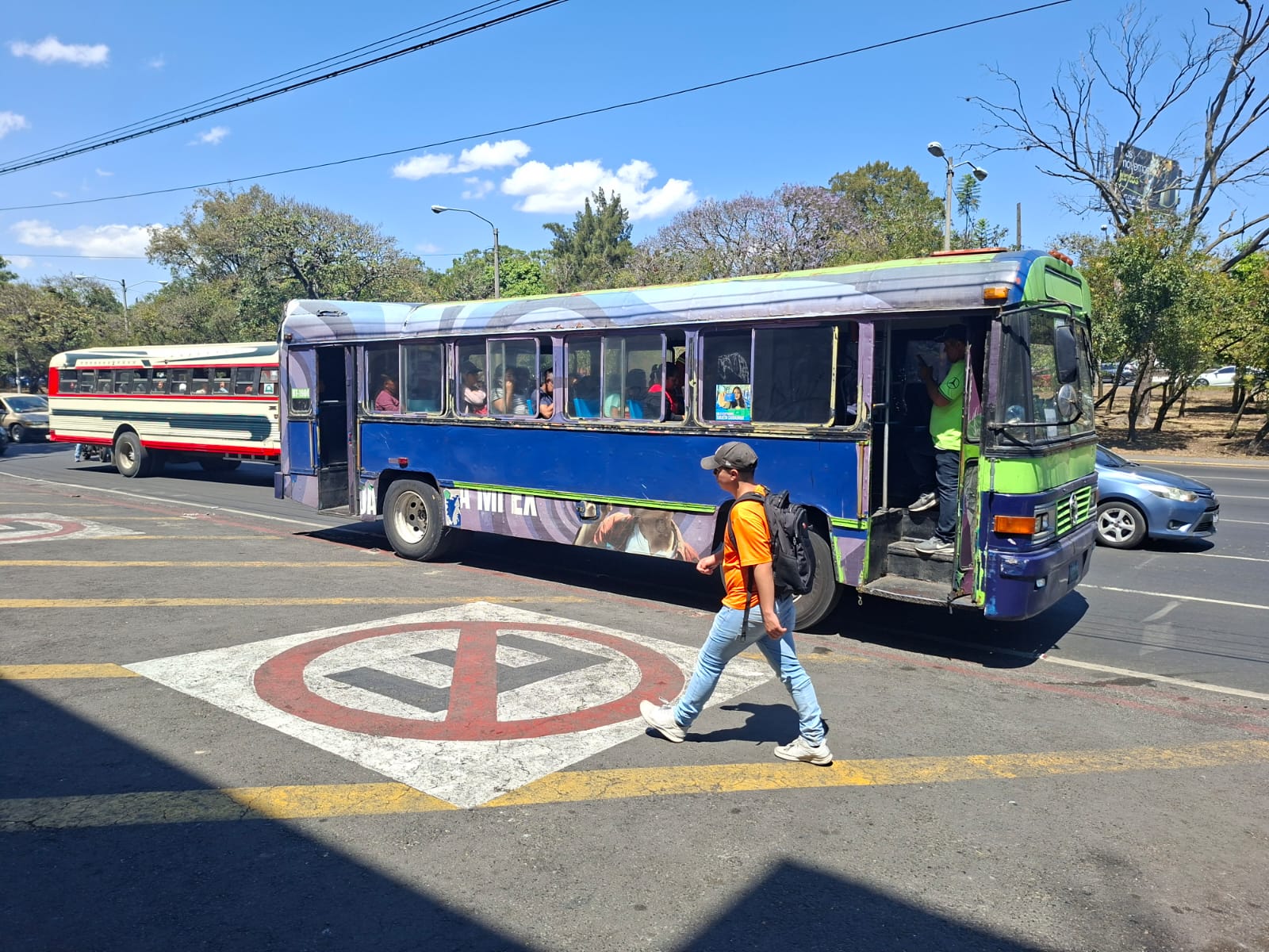 Delincuentes asaltan un bus en plena ruta de la zona 12 y treinta pasajeros resultan con crisis nerviosa 