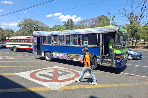 Delincuentes asaltan un bus en plena ruta de la zona 12 y treinta pasajeros resultan con crisis nerviosa