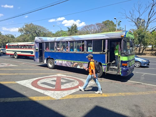 Delincuentes asaltan un bus en plena ruta de la zona 12 y treinta pasajeros resultan con crisis nerviosa