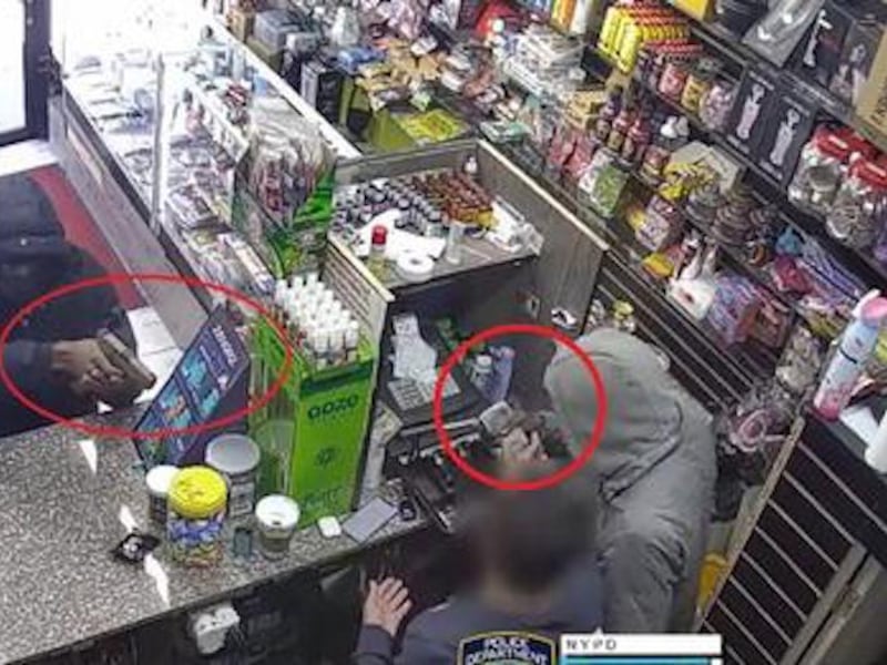 VIDEO: dos sujetos armados asaltan tienda de conveniencia