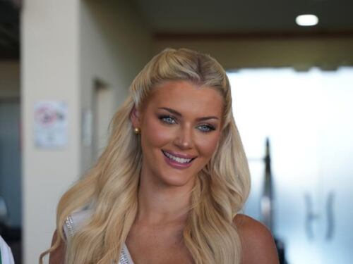 Miss Universo se convierte en madrina de una tortuga gigante en Galápagos