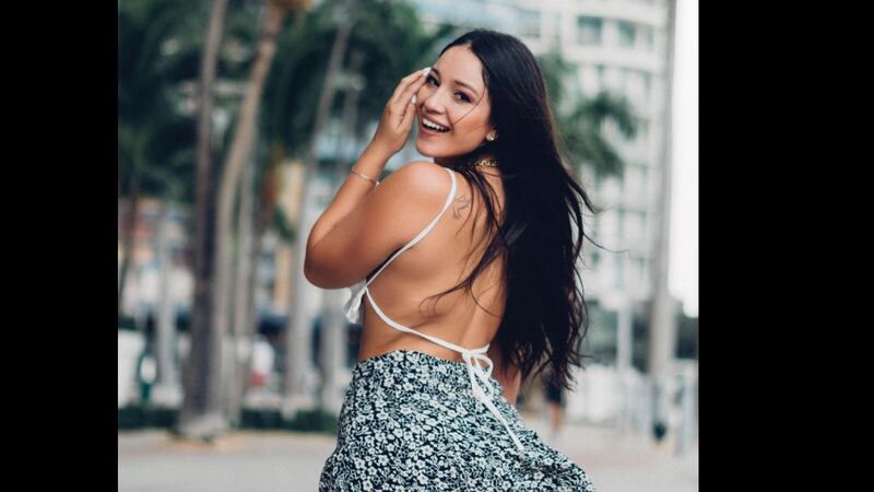 La guatemalteca Bea del Valle deja casi al desnudo sus atributos delanteros en exhibicionista foto