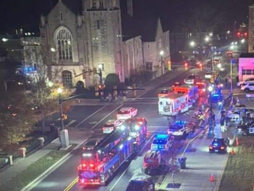 VIDEO. Encendido del árbol navideño se convierte en tragedia por un tiroteo que dejó a cuatro heridos