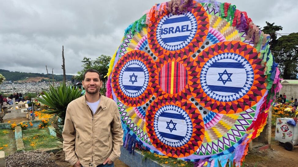 Elaboran un barrilete con la bandera de Israel en Santiago Sacatepéquez