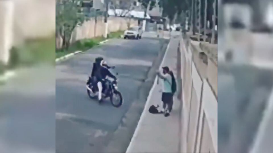 Camioneta embiste a ladrones en motocicleta, uno de ellos se rompe la pierna al huir