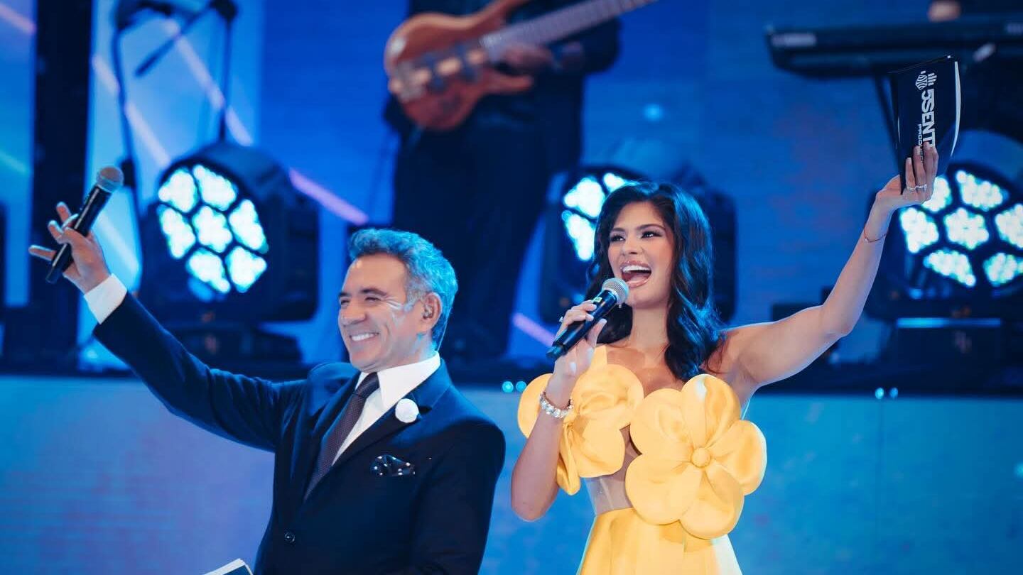 El guatemalteco, Héctor Sandarti y la nicaragüense, Sheynnis Palacios, Miss Universo 2024, compartieron escenario. Foto: Redes sociales Héctor Sandarti.