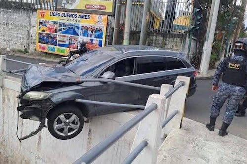 VIDEO. Surgen nuevos videos del accidente que dejó un vehículo colgando de un desnivel en Mixco