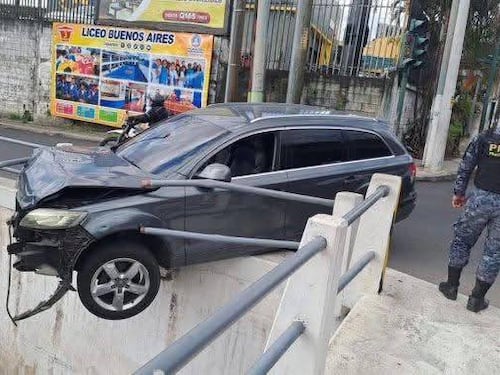 VIDEO. Surgen nuevos videos del accidente que dejó un vehículo colgando de un desnivel en Mixco