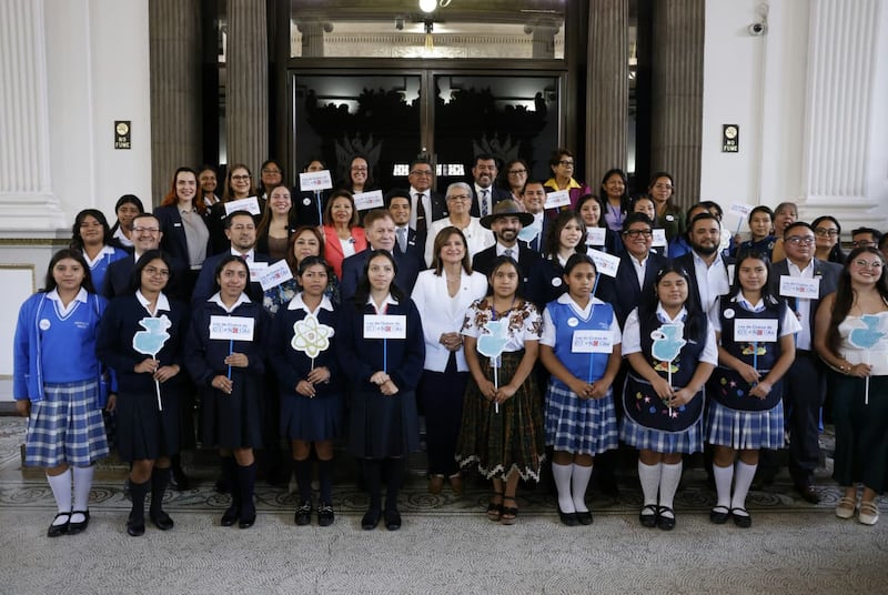 La vicepresidenta Karin Herrera acudió al Congreso de la República y presentó una iniciativa de ley para formalizar clubes de ciencia.