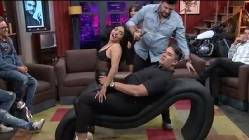 VIDEO. Eduardo Santamarina practica posiciones del kamasutra en programa en vivo