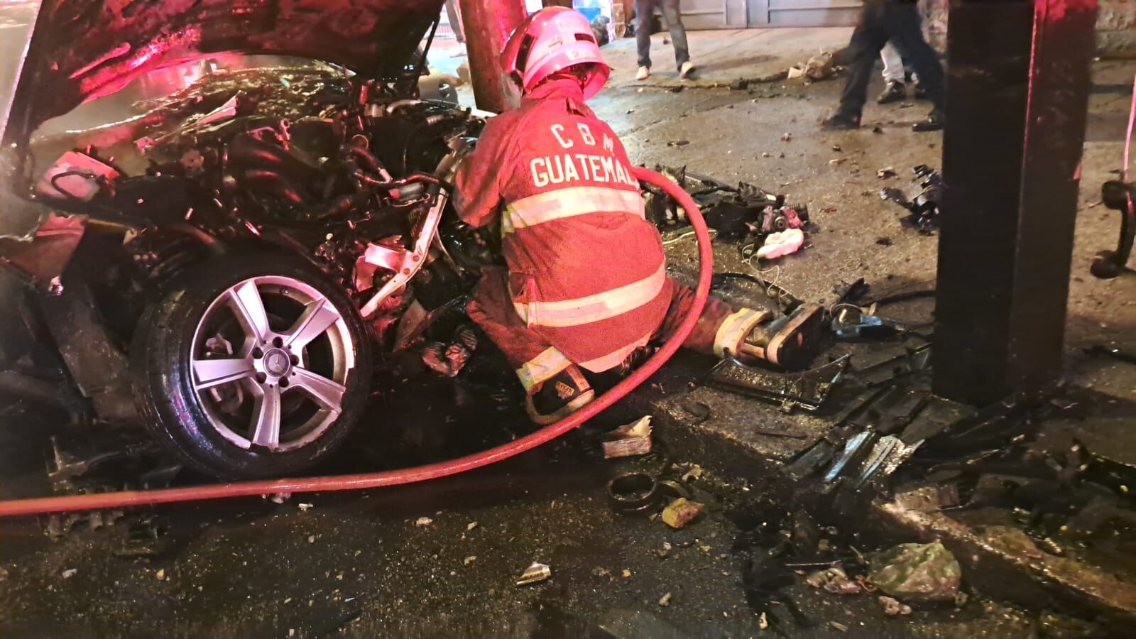 VIDEO. Vehículo colisiona en la calzada Roosevelt y luego prende en llamas por el impacto