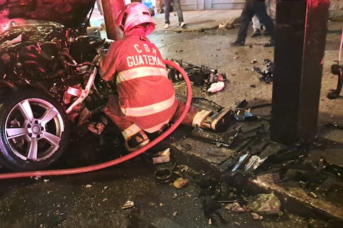 VIDEO. Vehículo colisiona en la calzada Roosevelt y luego prende en llamas por el impacto