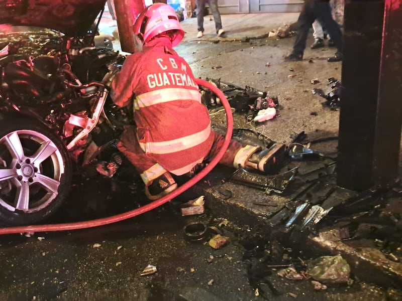 VIDEO. Vehículo colisiona en la calzada Roosevelt y luego prende en llamas por el impacto