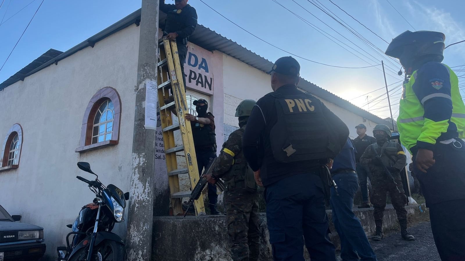 Autoridades retiran las cámaras en zona 18. Foto: PNC