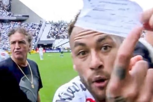Cuarto árbitro saca por accidente a Neymar del partido y se arma un escandalo