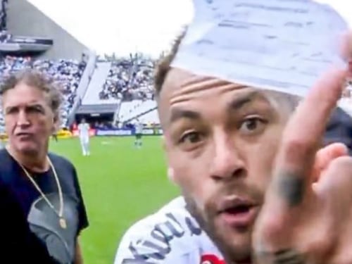 Cuarto árbitro saca por accidente a Neymar del partido y se arma un escandalo