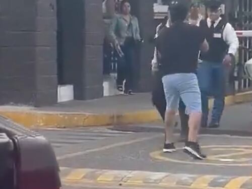Graban pelea de dos hombres en pleno ingreso de un residencial
