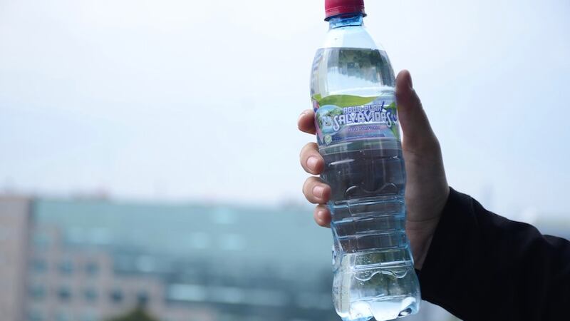 ¿Por qué las tapas de Agua Pura Salvavidas son de color rosado?