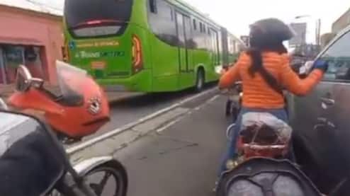 Un camioneta estuvo a punto de provocar un accidente de tránsito. Foto: RRSS