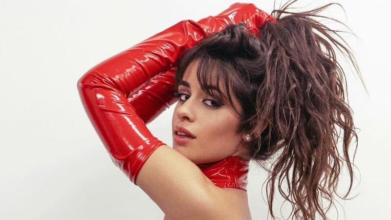 Camila Cabello se viste de sexy colegiala y su diminuta falda dejó ver de más