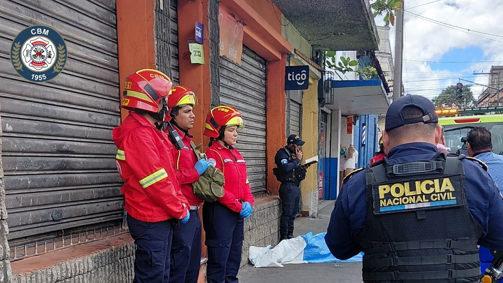 Paramédicos evaluaron a un hombre de aproximadamente 25 años de edad. Foto: CBM