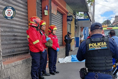 Hombre fallece en vía pública en la zona 1; autoridades investigan el caso