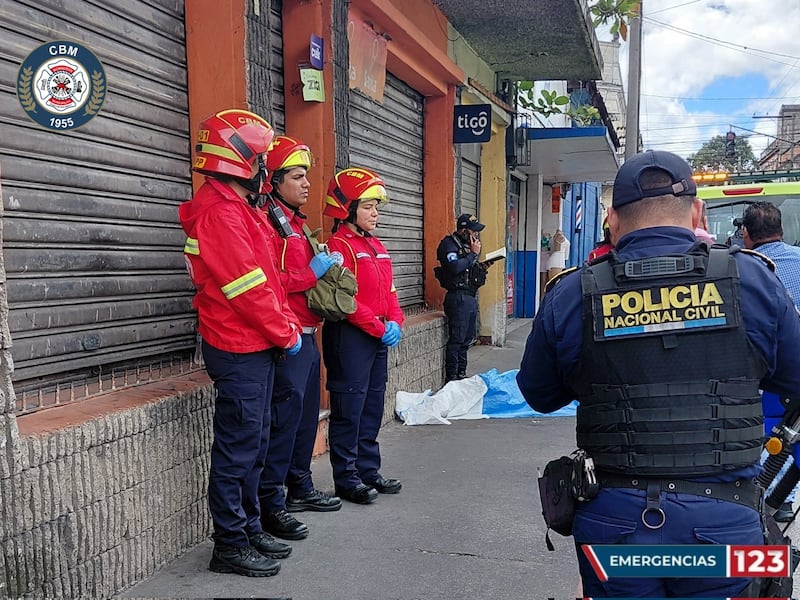 Hombre fallece en vía pública en la zona 1; autoridades investigan el caso