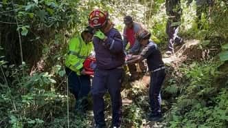 Los Bomberos Municipales Departamentales rescataron a María Chocolaj, de 38 años, de un barranco en Chimaltenango.