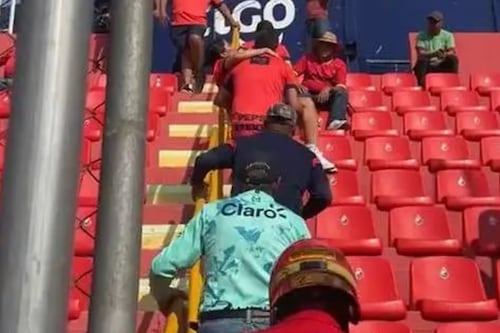 Aficionada se desmaya en el estadio El Trébol durante el Municipal vs. Mixco