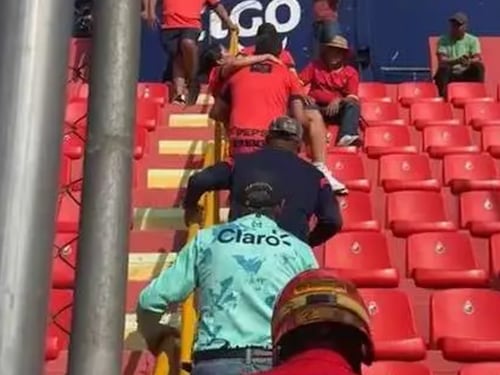 Aficionada se desmaya en el estadio El Trébol durante el Municipal vs. Mixco
