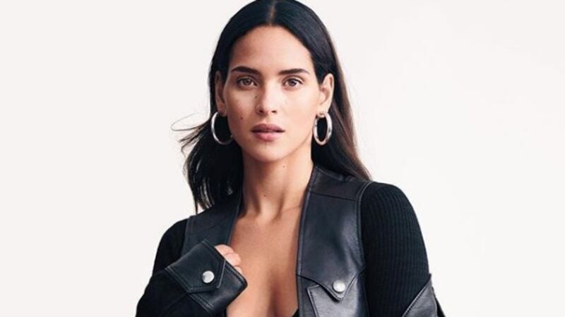 FOTO. Adria Arjona paraliza Intagram con entallados leggins que remarcan sus atributos