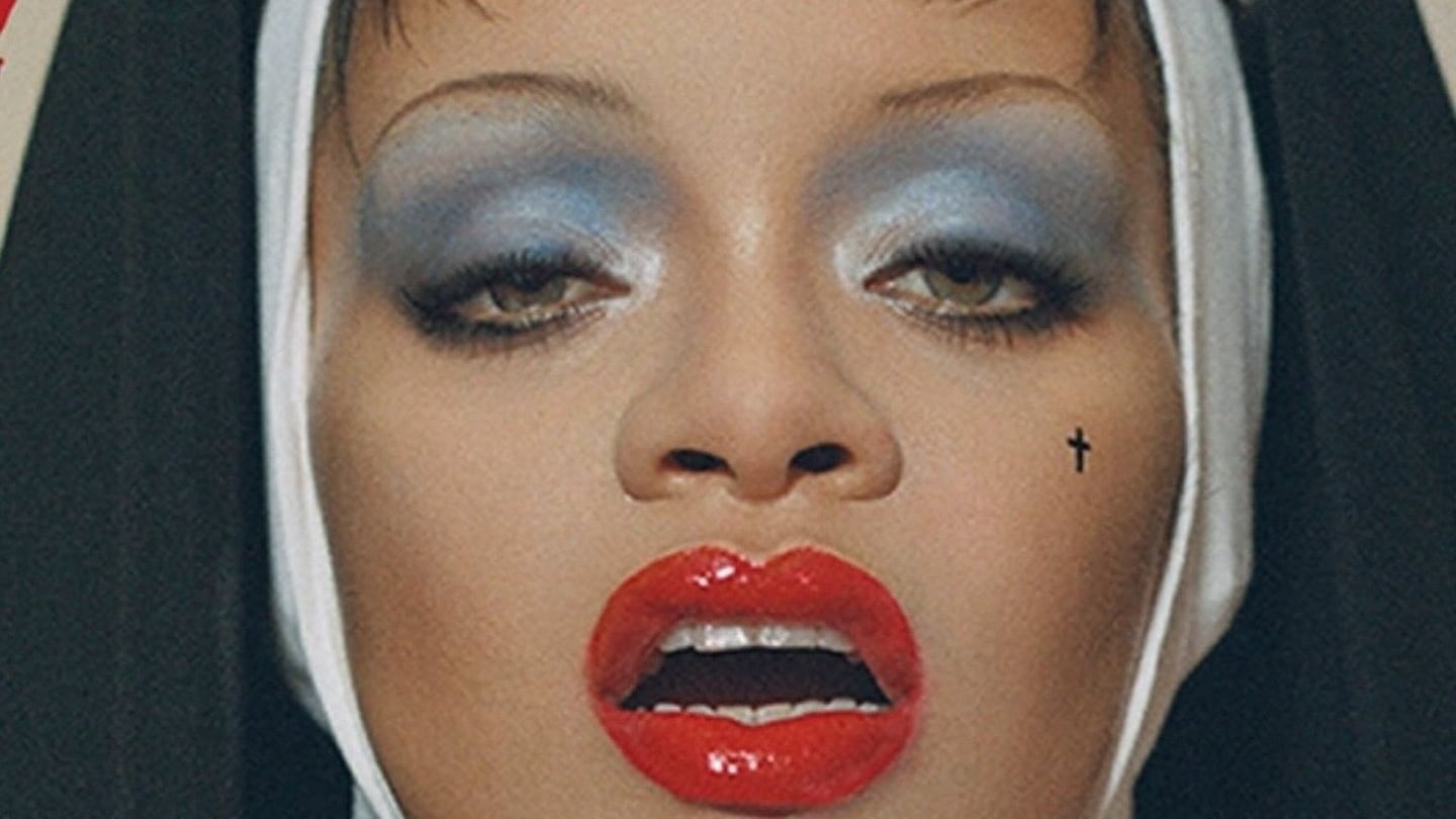 El atrevido look de “monja cachonda” de Rihanna