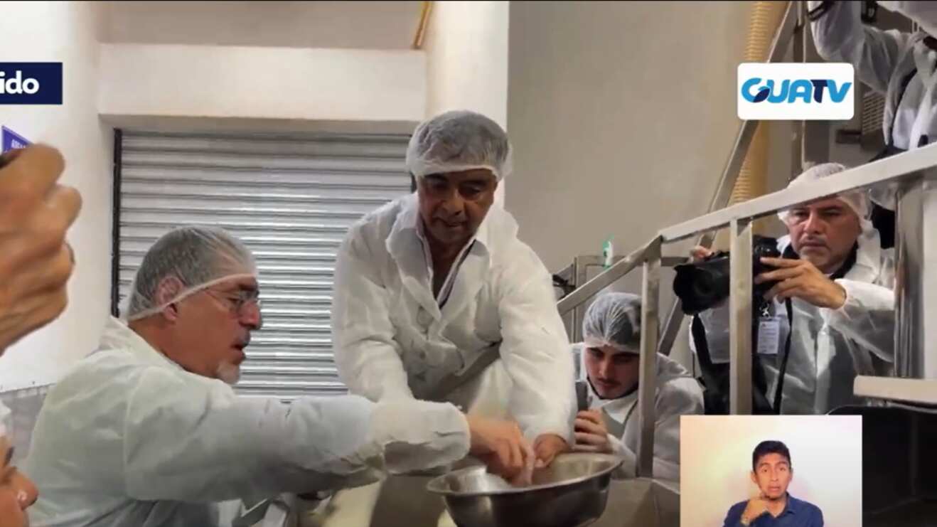 El presidente Bernardo Arévalo recorrió la Planta de Industrialización de Cacao de la Cooperativa Coopekakaw, R. L., en el Valle del Polochic.